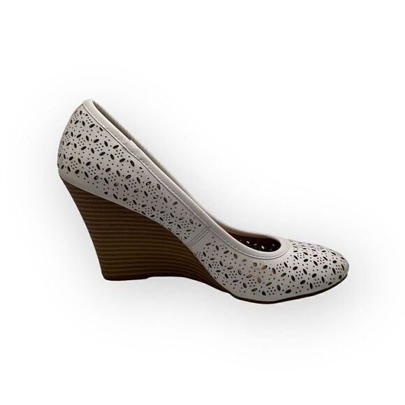 Fergalicious Tiny Love cut out white wedges women’s size 9.5 - Picture 9 of 11